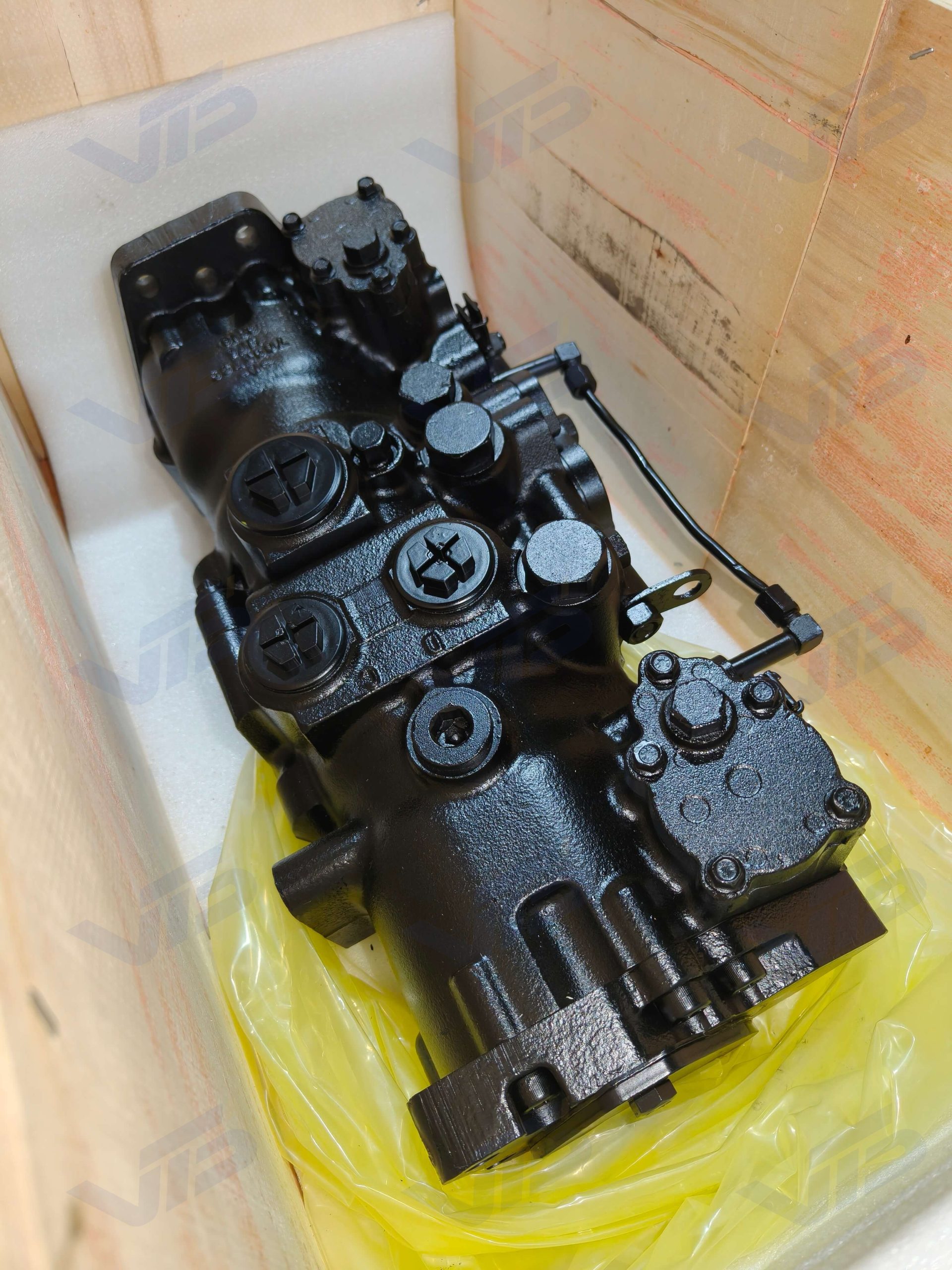 Hydraulic pump ass’y 83009846 dan-foss hand control for Case SR200 skid steer loader